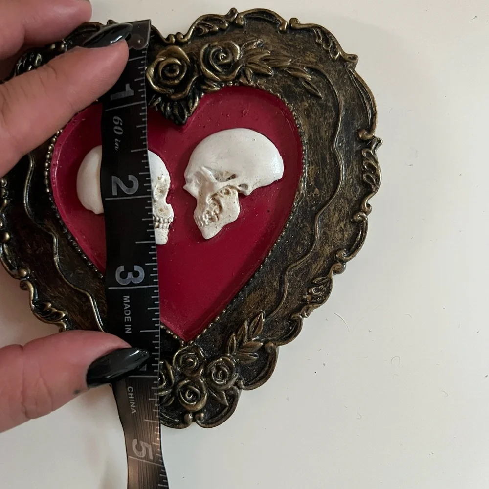 Heart-Shaped Skull Wall Decor - Picture 5 of 5